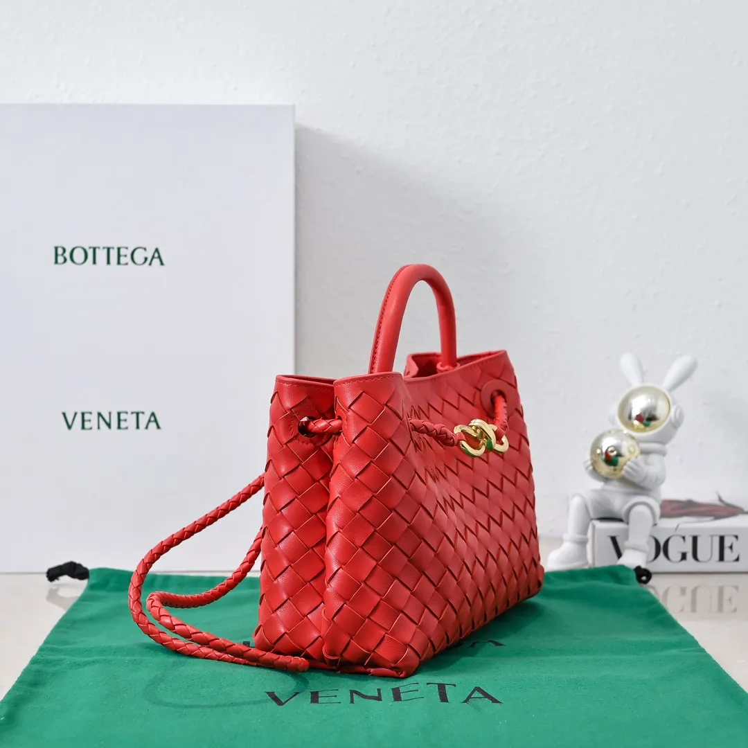 Batch 1860 B's 2023 spring and summer new model continues the brand's woven style with detailed metal knot switch buckles. This time, the shoulder straps are also made into tube weaves, showing different craftsmanship. The carrying method is versatile to create more different looks. Intrecciato woven leather small handbag, equipped with sliding crossbody strap. Internal compartments, including 1 zipper pocket and 2 open pockets with magnetic buckle closure. Size: 25*20*10cm, model: 7463#